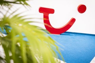 Dans son activité de compagnie aérienne en Europe, le groupe TUI a aussi amélioré ses résultats "dans un contexte de forte concurrence" et de "prix plus élevés". Il a franchi la barre des 20 millions de clients. KEYSTONE/DPA/MORITZ FRANKENBERG